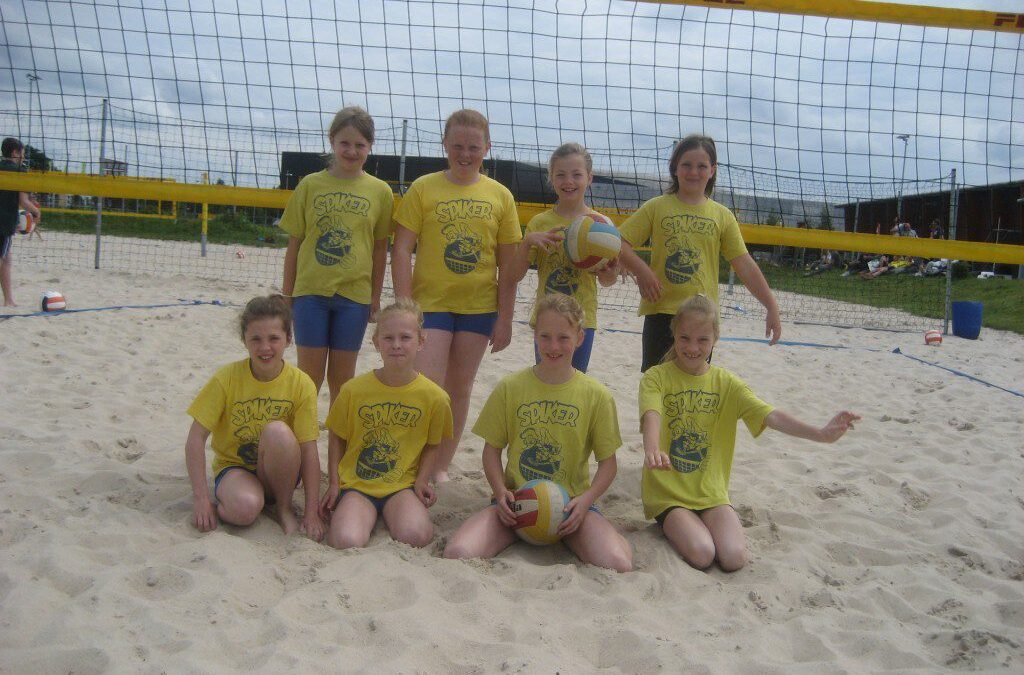 Spiker mini’s doen mee aan beachvolleybaltoernooi